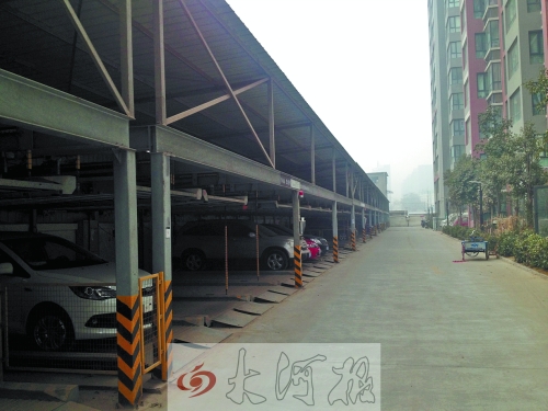 中原區(qū)新禧園小區(qū)，靠著圍墻的空地，建成兩層立體車庫。