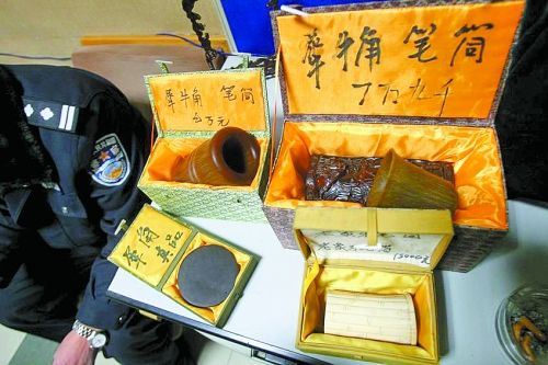 這些商品被暫扣，并根據(jù)鑒定情況對販賣者依法處罰。 記者 閆化莊 攝