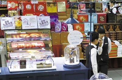昨日，北京賽特購物中心，擺放出售的月餅禮盒，上千元的品種僅5種。新京報記者 王叔坤 攝