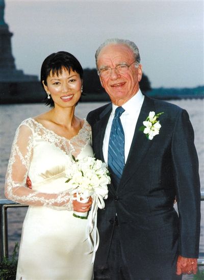 1999年6月，68歲的默多克與30歲的鄧文迪結(jié)婚。