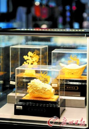 黃金產(chǎn)品持續(xù)熱賣。記者王燕 攝