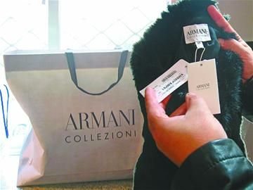 紀(jì)萬昌展示其中一件阿瑪尼女皮衣。