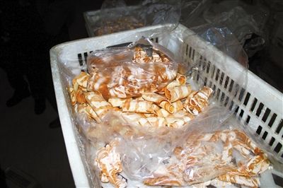 原料加工成“牛肉”產(chǎn)品批發(fā)價(jià)20多元一斤，加工成“羊肉卷”批發(fā)價(jià)為10元一斤。