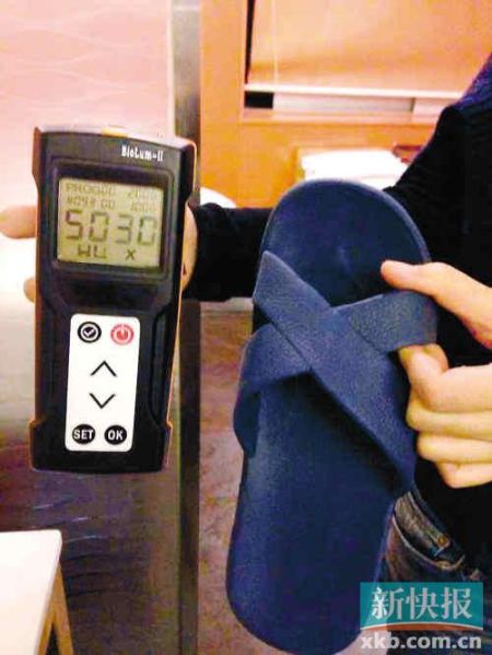 ■記者測試的嶺南佳園酒店膠拖鞋細(xì)菌總數(shù)高達(dá)5030RLUs。
