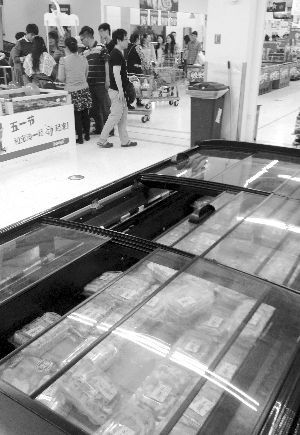 新街口某超市羊肉卷柜臺(tái)無(wú)人問(wèn)津。