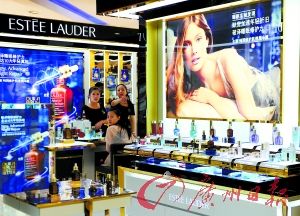 今年以來，雅詩蘭黛等大牌化妝品相繼被檢出不合格產(chǎn)品。（圖片來源：廣州日報 王燕攝）