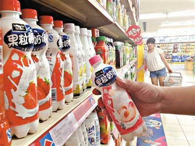 昨日，勁松京客隆超市貨架上，可口可樂果粒奶優(yōu)仍在售。可口可樂公司昨日發(fā)表聲明稱，已使用25公斤可能受到肉毒桿菌污染的乳粉，用于生產(chǎn)個(gè)別批次的美汁源果粒奶優(yōu)。新京報(bào)記者 韓萌 攝