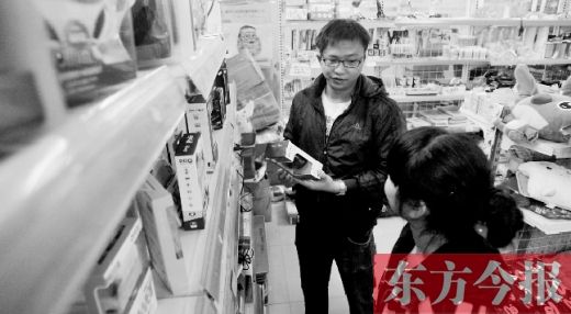 大學生創(chuàng)業(yè)孵化園內，大學生S團實體店的工作人員在向兩個同學推介商品