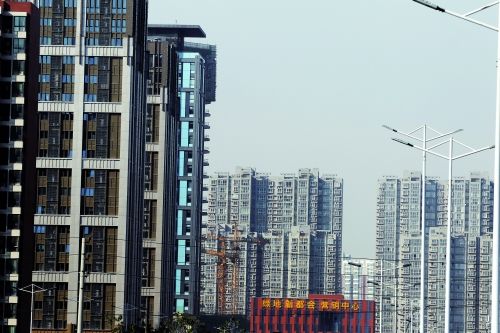 地鐵沿線樓盤(pán)林立 記者 王春勝/攝