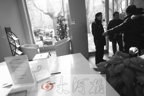人民路上的這家商店,夜間疑被一男子隔著門縫用長(zhǎng)竿偷走一臺(tái)蘋果ipad air。