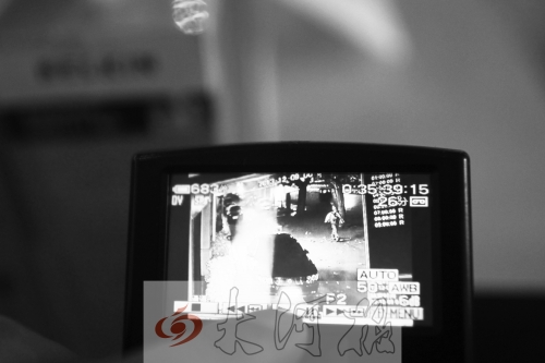 人民路上的這家商店,夜間疑被一男子隔著門縫用長(zhǎng)竿偷走一臺(tái)蘋果ipad air。