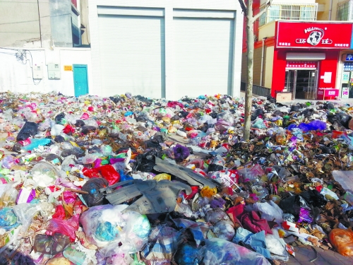 人行道上，垃圾“綿延”30來米。