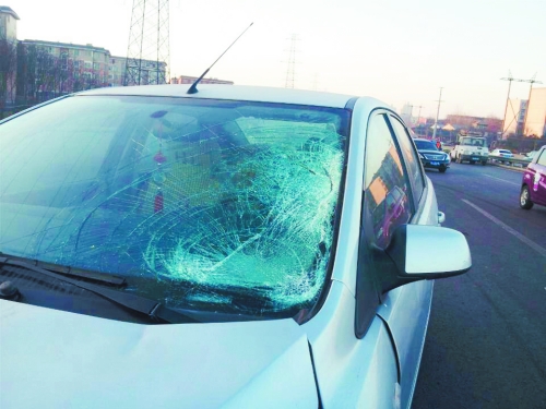 肇事轎車前擋風(fēng)玻璃上，留著清晰的撞擊痕跡。
