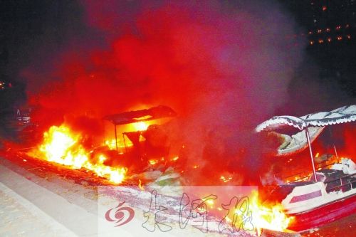 觀光船著火，火光沖天。