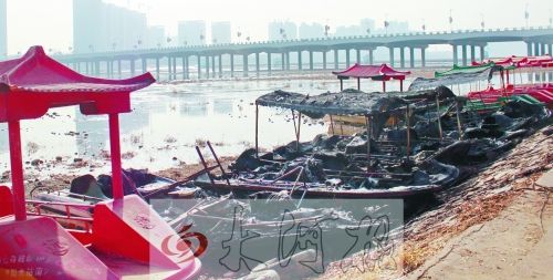 被燒毀的觀光船，殘破不堪。