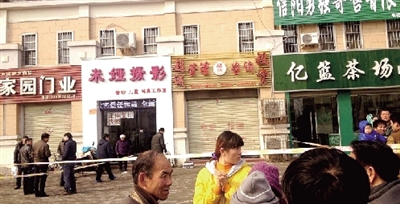 發(fā)生命案的投資公司門(mén)前已拉起了警戒線(xiàn) 發(fā)生命案的投資公司門(mén)前已拉起了警戒線(xiàn)