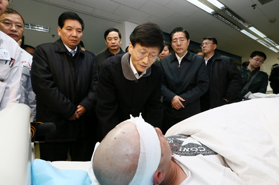 中共中央政治局委員、中央政法委書記孟建柱率工作組2日晨5時(shí)30分抵達(dá)昆明。一下飛機(jī),孟建柱就立即趕往