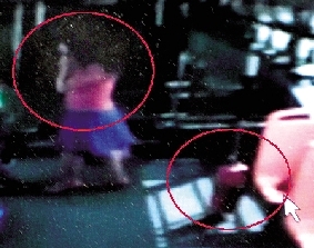 去年10月份的一天，一名女乘客打著電話下了車，包丟在了車上。(翻拍視頻)