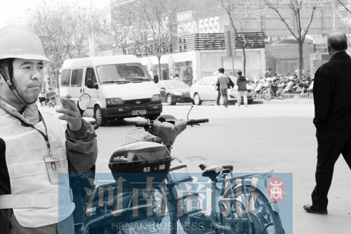  燃氣泄漏,消防員演習變實戰(zhàn)。而幾米外,有工作人員在抽煙