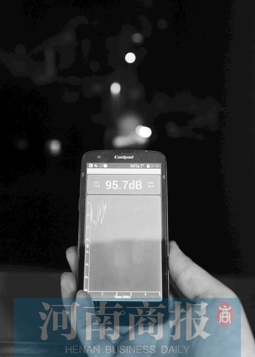 在黃先生家中，測得噪音為95.7分貝