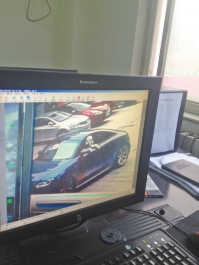 監(jiān)控錄像顯示，肇事車駕駛室內(nèi)有狗頭探出窗外。