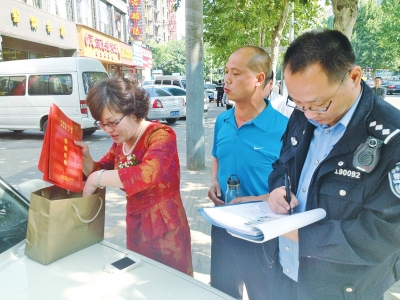 失主在清點、認領(lǐng)失物。