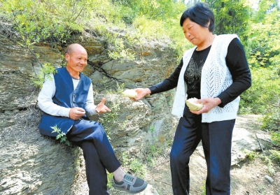 5月5日，馬英為上山放牛的劉五送干糧。