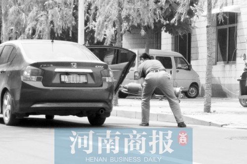 鄭州西區(qū)一氧氣廠門前，有人充氣后，將氧氣瓶裝上私家車運(yùn)走
