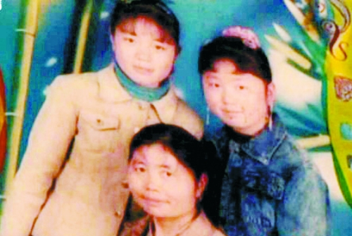 兩個(gè)女兒已長(zhǎng)大成人,妻子也已歸來(lái),這個(gè)分離12年的家庭,離幸福越來(lái)越近(翻拍)。