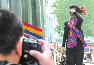 7月22日李某某輪奸案庭前會議，夢鴿擋臉小跑進法院。資料圖片京華時報記者蒲東峰攝