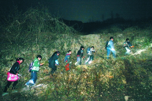 在一些山區(qū),因為學(xué)校太遠,孩子們天不亮就得打著手電出發(fā)。L CFP供圖