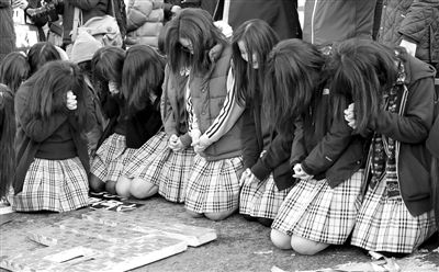 7日，韓國首爾，韓國高考舉行前，學子們跪地祈禱，希望能考個好成績。