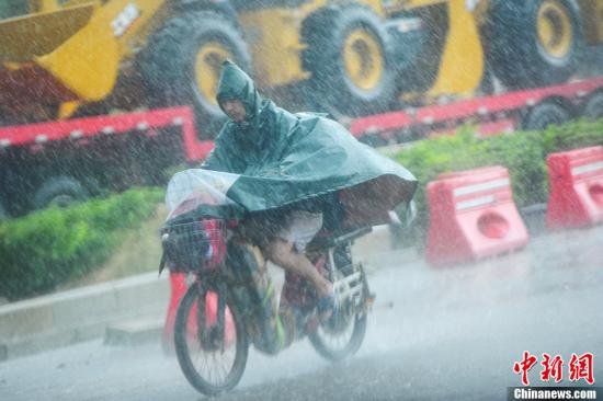 圖為南寧市民冒雨出行。中新社發(fā) 馮抒敏 攝
