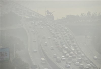 昨日，南昌市八一大橋被霧霾籠罩。 新華社發(fā)