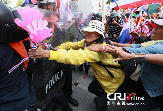 泰國(guó)示威者闖入特案廳 抗議其凍結(jié)反對(duì)派領(lǐng)導(dǎo)人賬戶(hù)