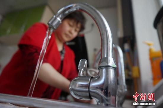 圖為4月13日,蘭州市七里河區(qū)居民李大媽用自來水洗菜。楊艷敏 攝