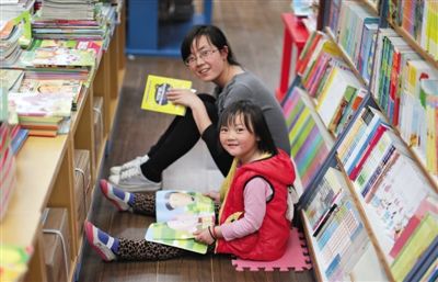 昨晚10時，來京探親的山東的李女士帶著5歲的女兒琪琪在三聯(lián)書店讀書。4月18日晚開始，三聯(lián)韜奮書店正