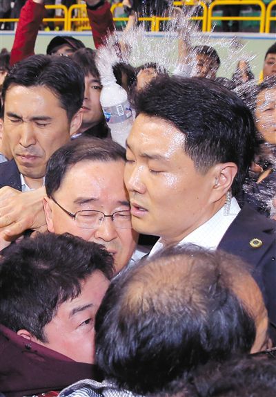 17日，鄭烘原（中）會見乘客家屬時，遭到家屬辱罵、潑水。