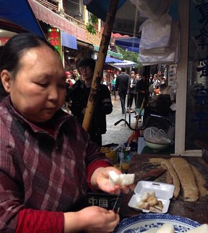 涼糕大媽英語吆喝賺足眼球 網(wǎng)友:英語白學(xué)了 涼糕大媽英語吆喝賺足眼球 網(wǎng)友:英語白學(xué)了