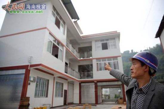 舒正山指著新房說(shuō)：“我將喬遷宴席的豬肉分給村民吃，竟被大家誤傳是災(zāi)后大魚(yú)大肉?！? width=