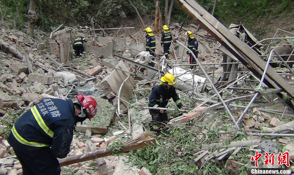 圖為南京消防隊員在現場搜救。中新社發(fā) 梅亮 攝