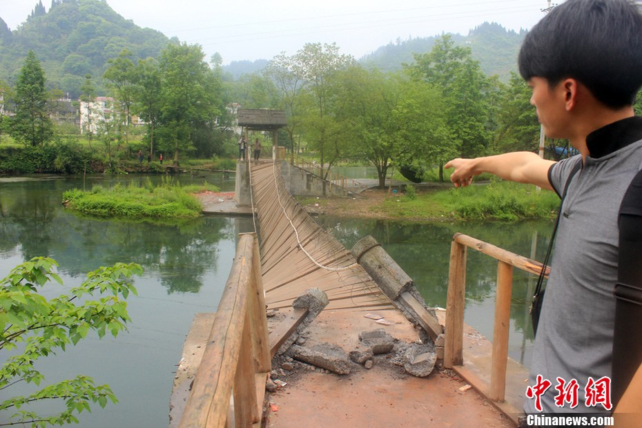 5月2日，一名目擊者正在介紹鳳凰吊橋事發(fā)情景。