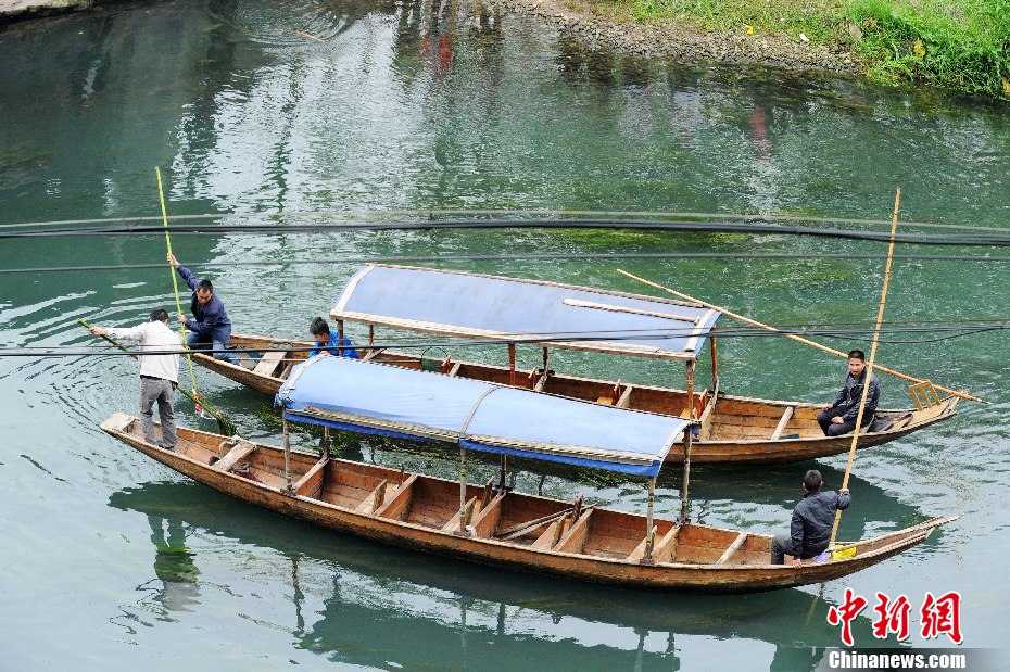 5月2日，鳳凰縣搜尋人員仍在沱江下游搜尋。