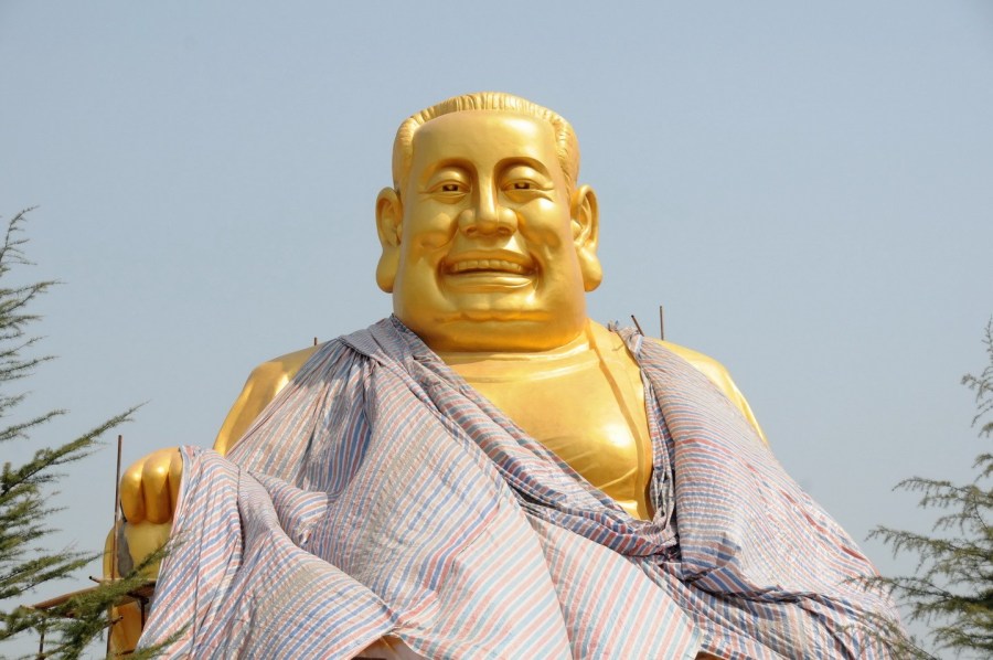 圖位此前的4月26日，“佛像”上出現(xiàn)帆布，最終，工作人員將帆布蓋在“佛像”頭像上。