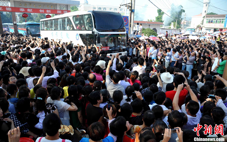 6月5日，一年一度的毛坦廠鎮(zhèn)“送考節(jié)”到來，70輛大巴車護送毛坦廠中學(xué)萬名考生安全赴考。