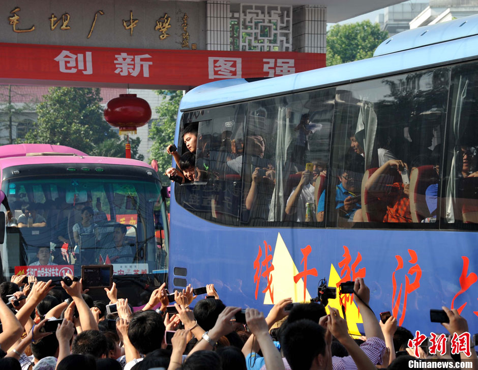 6月5日，一年一度的毛坦廠鎮(zhèn)“送考節(jié)”到來，70輛大巴車護送毛坦廠中學(xué)萬名考生安全赴考。