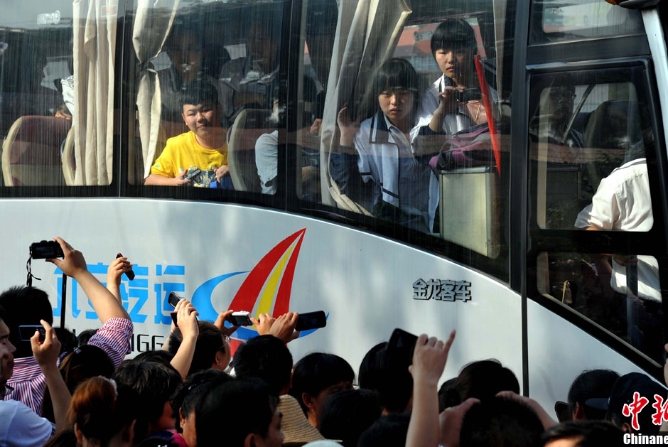 6月5日，一年一度的毛坦廠鎮(zhèn)“送考節(jié)”到來，70輛大巴車護送毛坦廠中學(xué)萬名考生安全赴考。