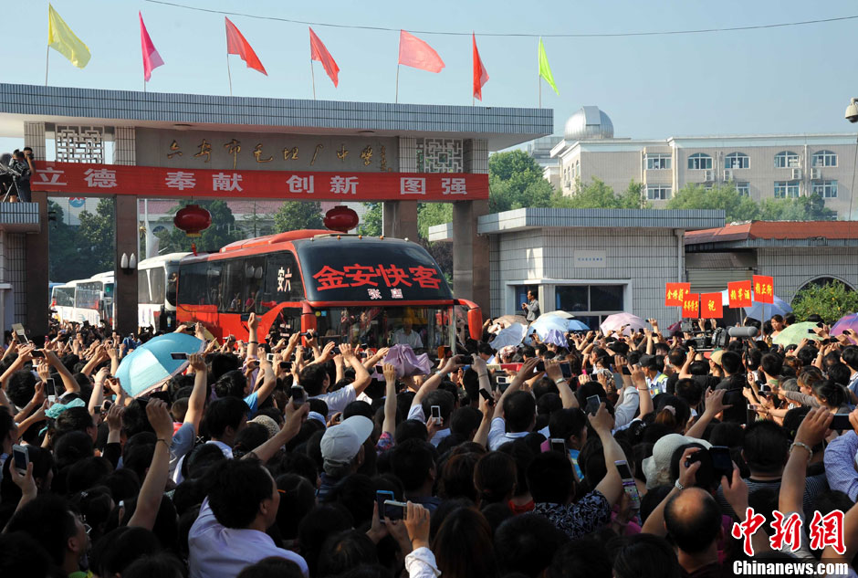 6月5日，一年一度的毛坦廠鎮(zhèn)“送考節(jié)”到來，70輛大巴車護送毛坦廠中學(xué)萬名考生安全赴考。