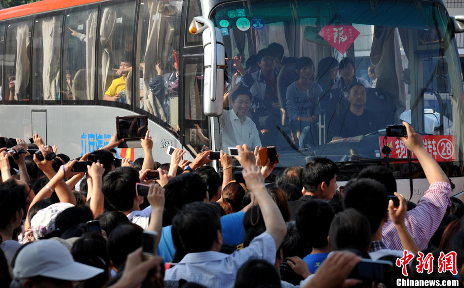 6月5日，一年一度的毛坦廠鎮(zhèn)“送考節(jié)”到來，70輛大巴車護送毛坦廠中學(xué)萬名考生安全赴考