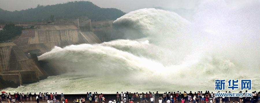 　　6月22日，大批游客聚集在黃河小浪底出水口前觀看巨瀑飛瀉的景觀。